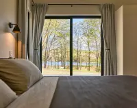 vs-bedroom-lake.webp