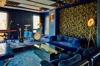 vs-lounge-wide.webp